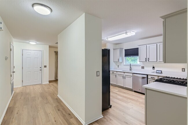 Building Photo - 6937 Sabrina Dr