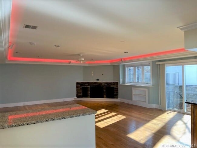 Building Photo - 462 Main St