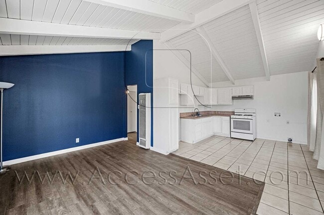 Building Photo - Charming Upstairs 2 Bed/1 Bath Unit With F...