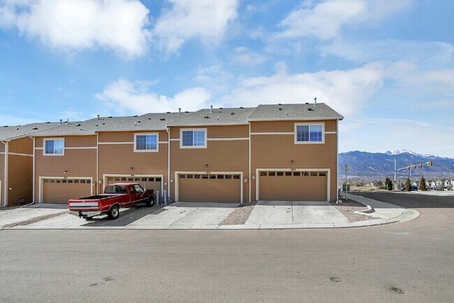 Building Photo - Move-In Ready Townhome | $1,000 Off First ...
