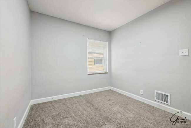 Building Photo - 3 bedroom bungalow $1500