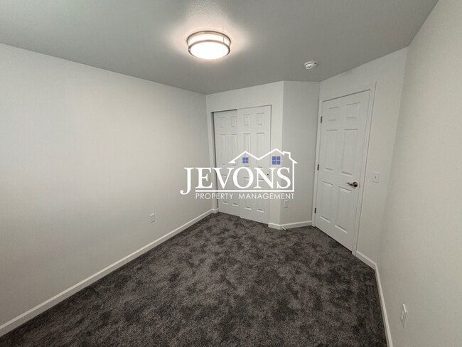 Building Photo - $500 Rent Credit - Charming 4-bedroom home with laundry and full kitchen, located near WA-17 and ...