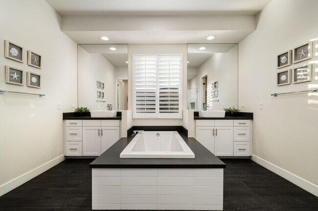 Building Photo - 74425 Zeppelin Dr