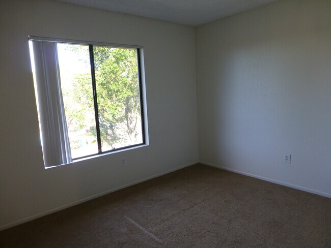 Building Photo - Coming soon....Spacious 4BR Townhome in Desirable Tiburon Community – Carlsbad
