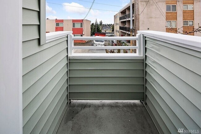 Building Photo - 3 bedroom / 2.5 bathroom townhome in West ...