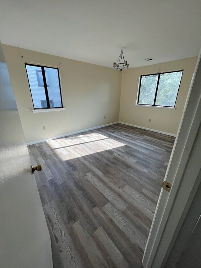 Building Photo - Newly updated 2nd floor Laurel Springs condo, Exeter Township