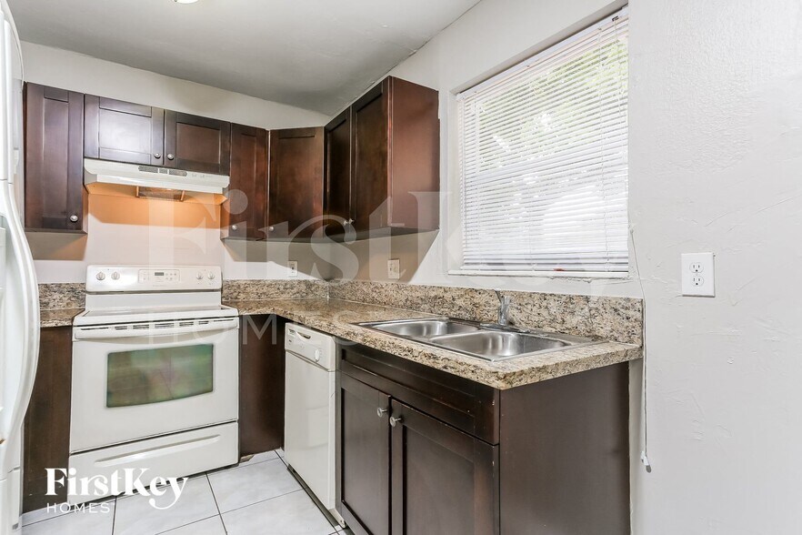 Building Photo - 4200 SW 18th St