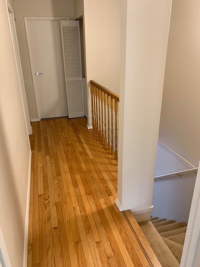 Building Photo - LakeView, Mount lake terrace - 2 bed 1.5 b...