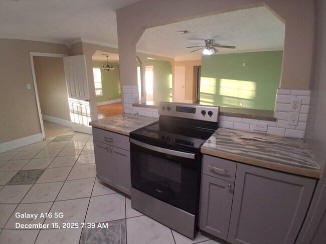 Building Photo - 1350 Strawberry St