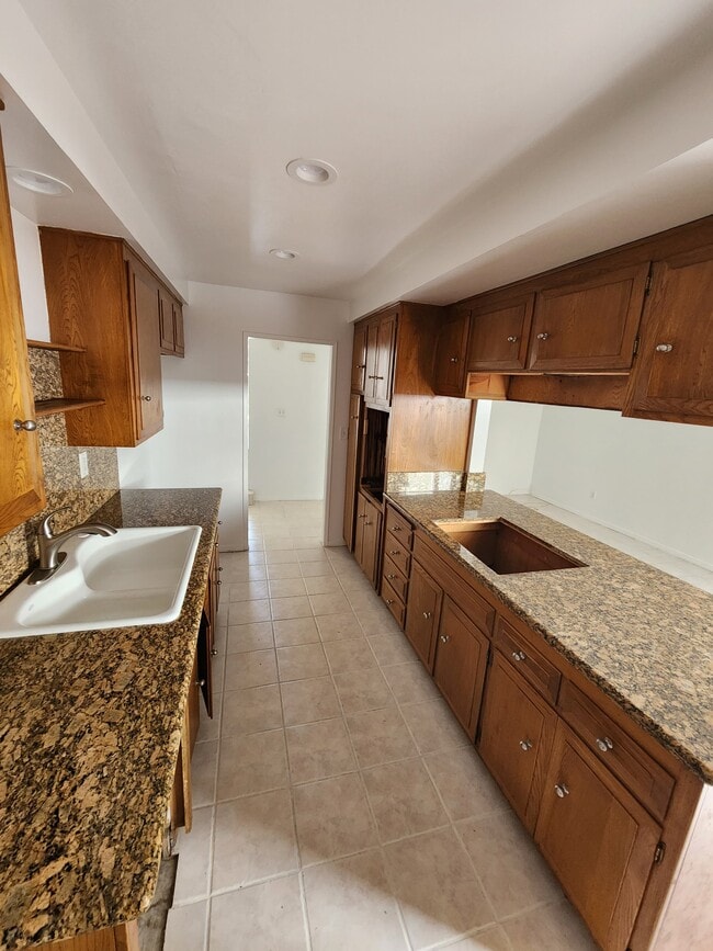 Building Photo - 702 N Paulina Ave