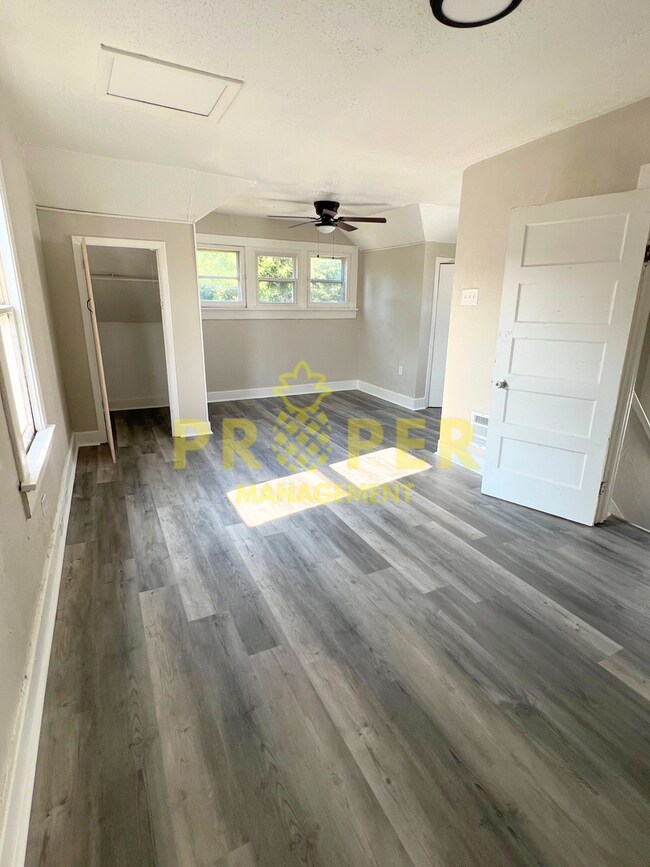 Building Photo - 2 bedrooms 1 bathroom house