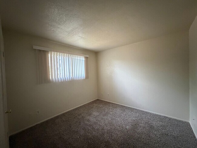 Building Photo - 3 Bed 2 Ba Condo
