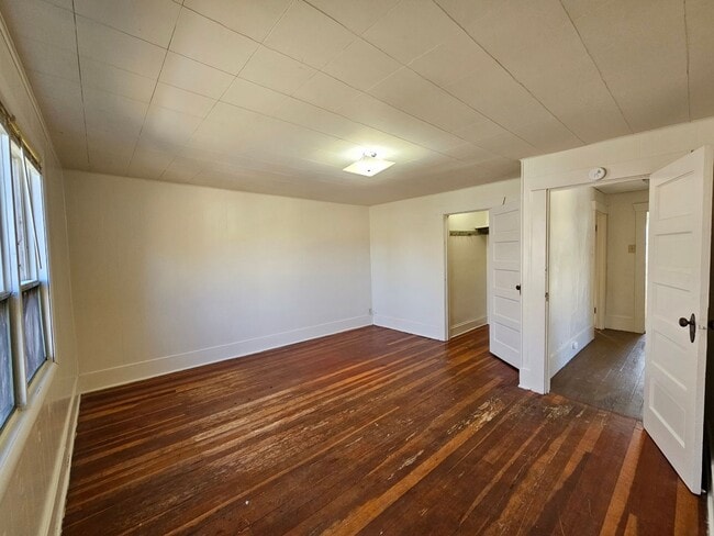 Building Photo - Spacious Home in the Slant Street Neighborhood