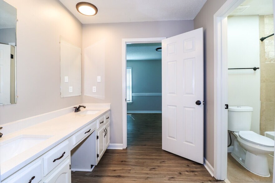 Building Photo - 8144 Creekside Cir N