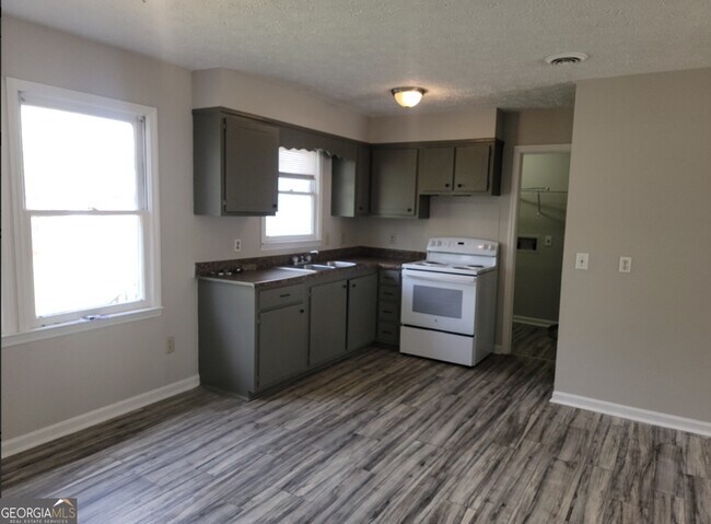 Building Photo - 15 Greenview Dr