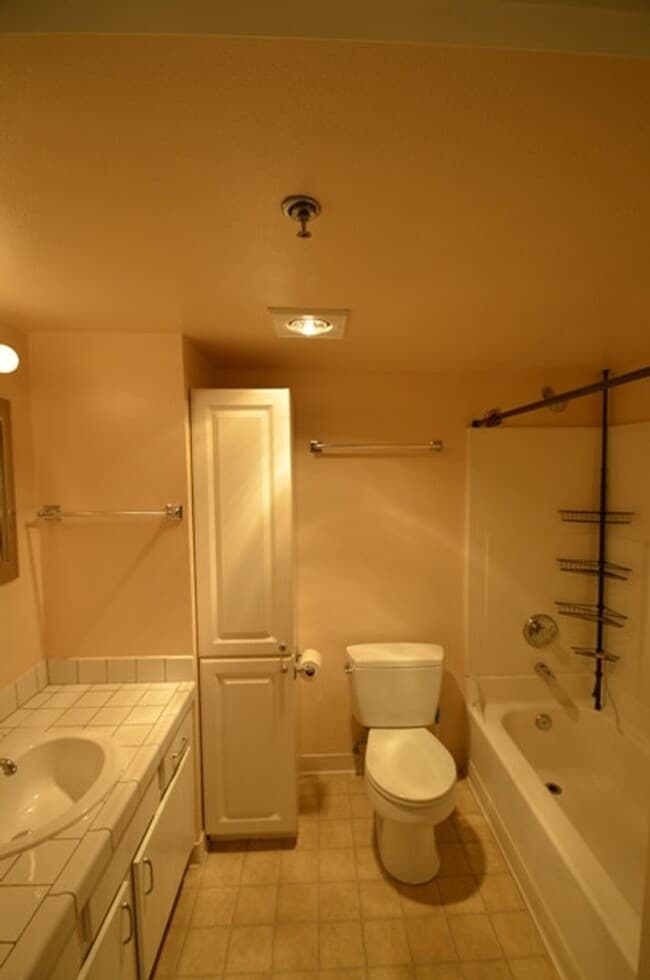 Building Photo - Ambassador II - 1BR Condo - Great Location...