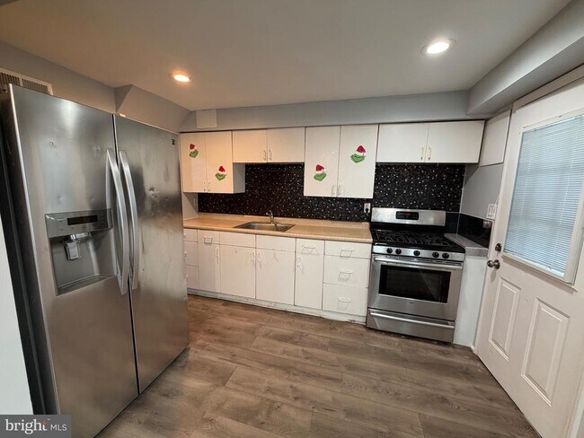 Building Photo - 2004 Kelmore Rd