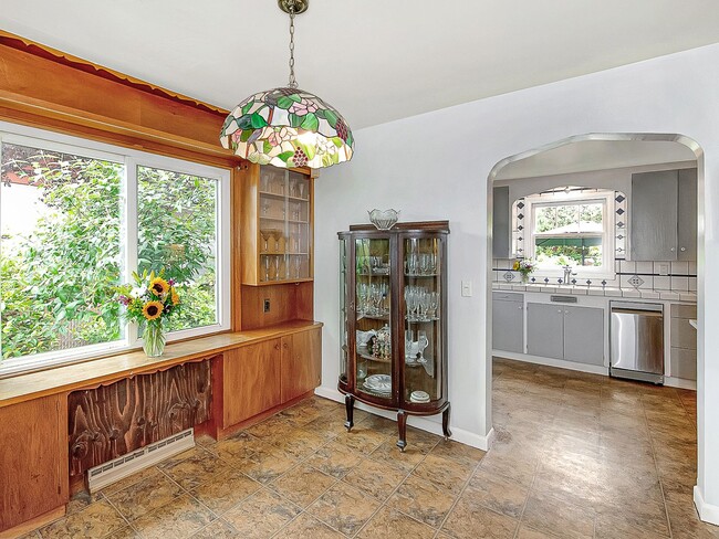 Building Photo - Amazing vintage 2-bdrm/2-bath Cully home—G...