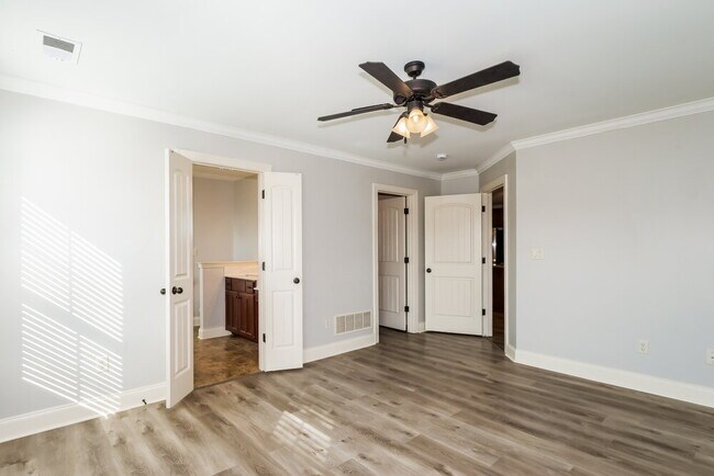 Building Photo - 5823 Bedford Pl