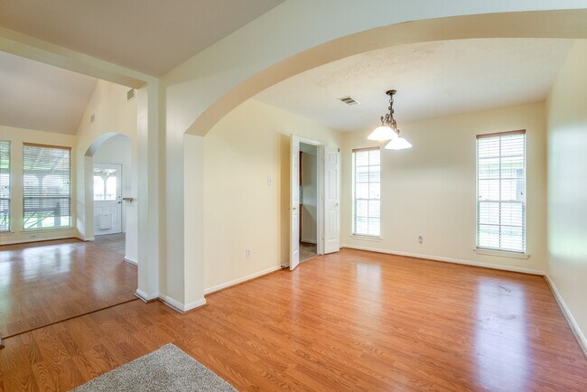Building Photo - 17143 Summer Hollow Dr