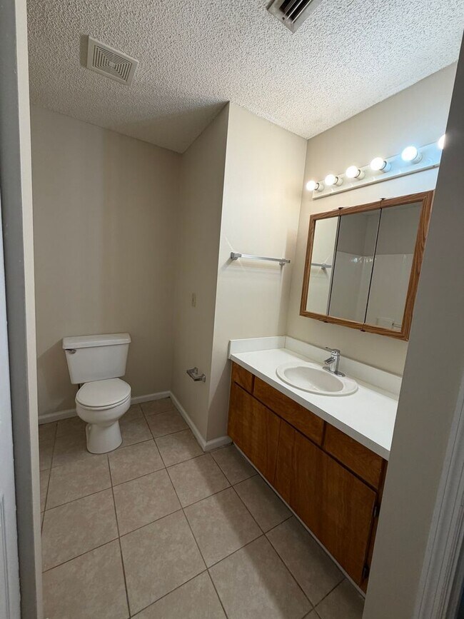 Building Photo - 412/414 Admirals Walk Dr