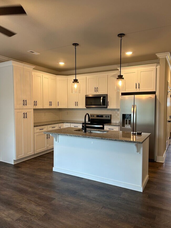Building Photo - BRAND NEW Charming 2 Beds, 2 Baths, 1 Car ...