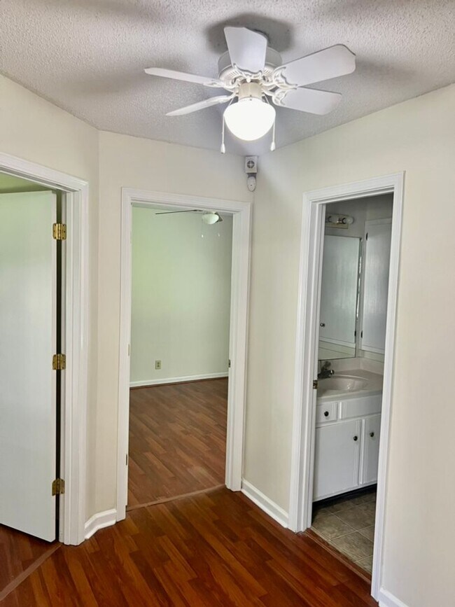 Building Photo - AVAILABLE NOW! 3 Bedroom, 1.5 Bath Home