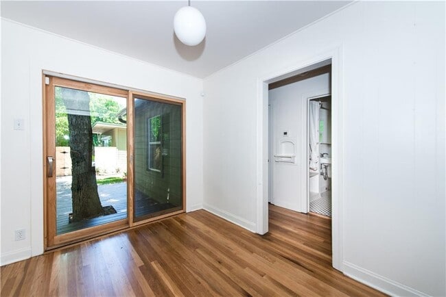 Building Photo - 906 E 53rd St