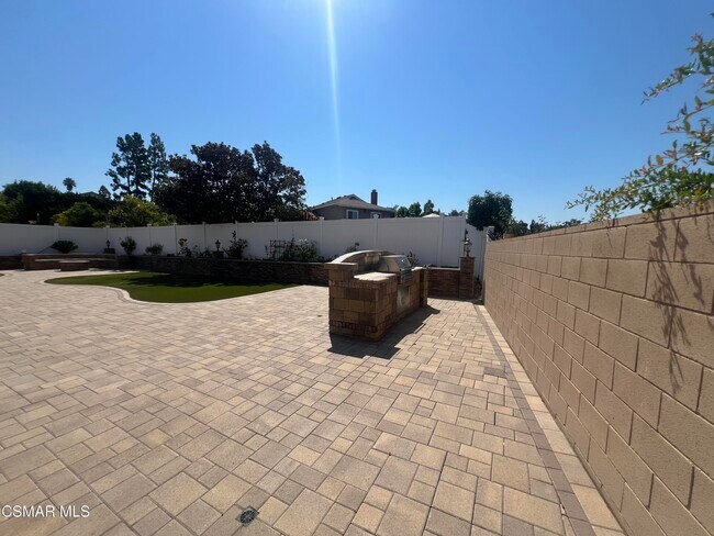 Building Photo - 334 W Avenida De Las Flores