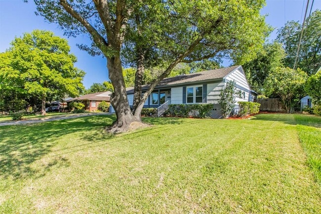 Building Photo - Updated home in Ridglea Hills reduced!