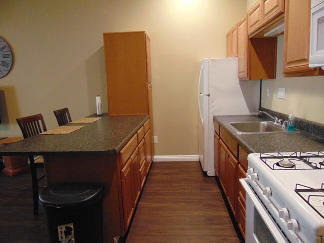 Building Photo - Orchid Manor Condo Studio w/Full kitchen + Enclosed lanai