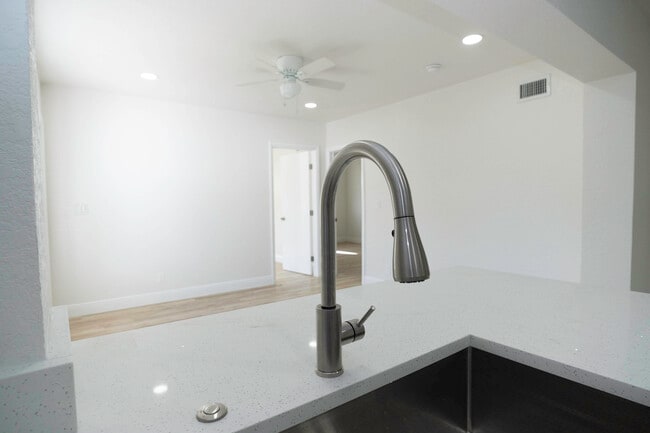 Building Photo - 924 NW 11th Ct