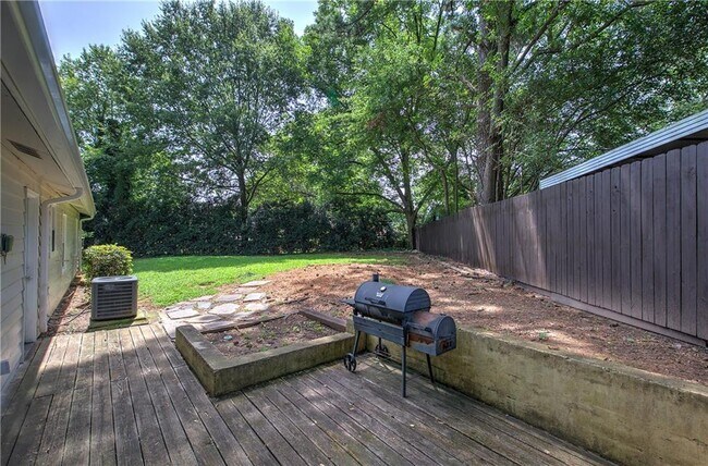 Building Photo - 447 Floyd St SE