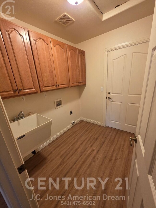 Building Photo - Newer 3 bed 2 bath