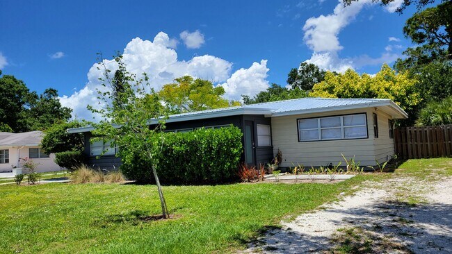 Primary Photo - Annual UNfurnished nicely renovated 2/1 ha...