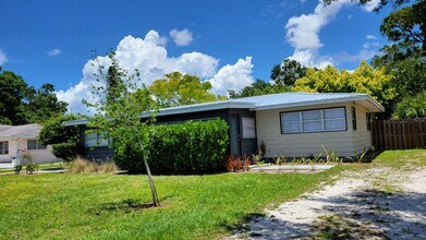 Building Photo - Annual UNfurnished nicely renovated 2/1 ha...