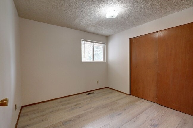 Building Photo - Beautiful, Remodeled Burien Rambler Available Now! 3 Bedrooms Plus Den!