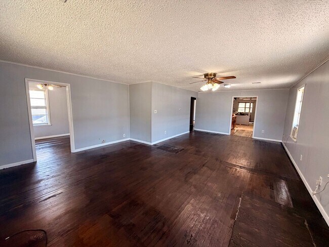 Building Photo - 3 Bedroom and 2 Bathroom Home in Shawnee for rent!