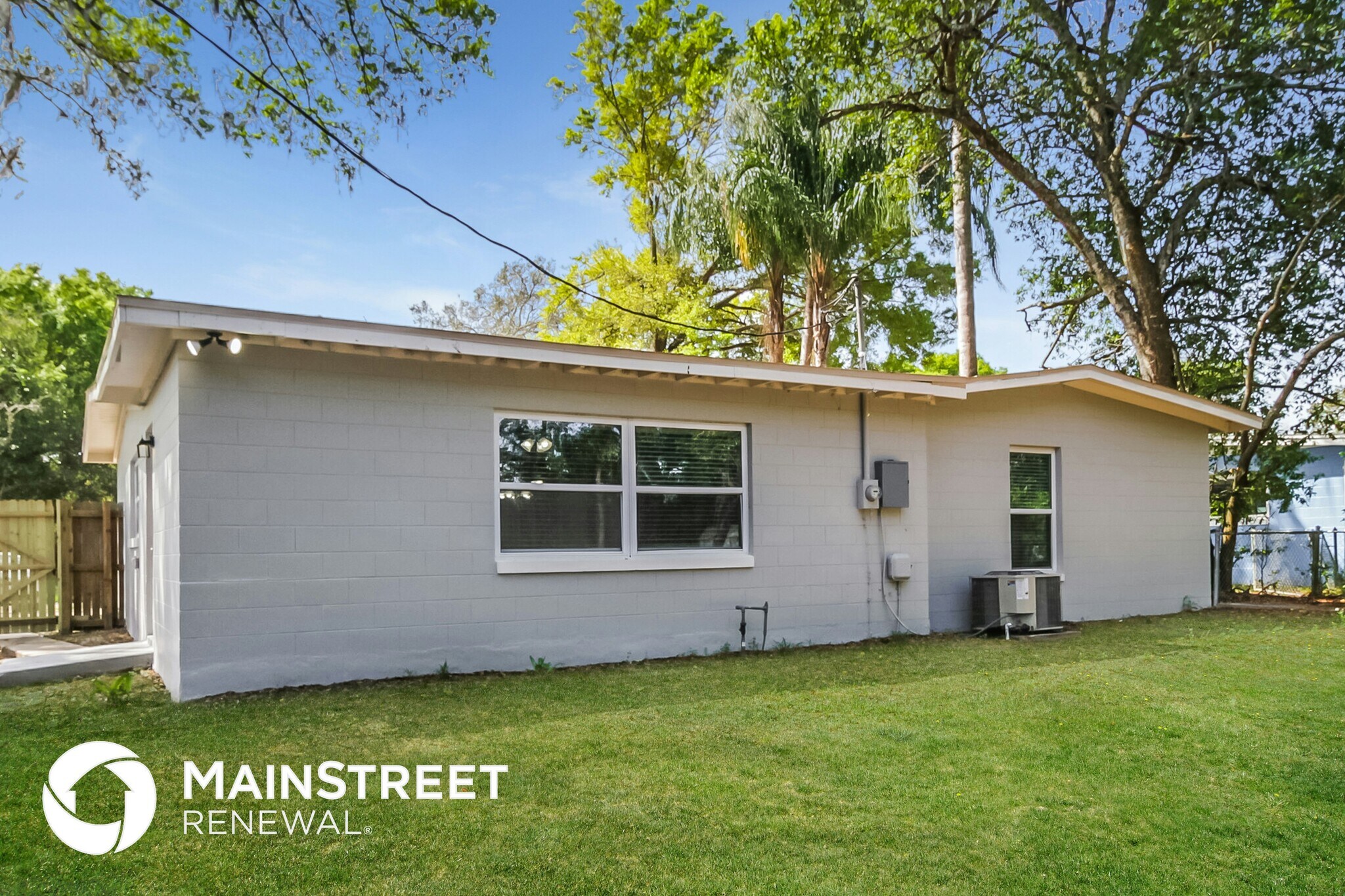 Building Photo - 6007 Oakcrest Cir