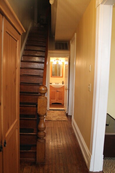 Front Hall - 533 8th Street Northeast
