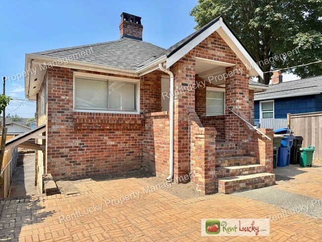 Building Photo - Amazing 3 Bedroom Home in Beacon Hill with Extra Parking and Great Layout!