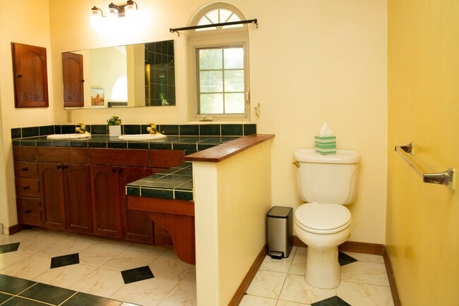 Building Photo - Spacious 4-Bedroom Retreat in Haiku with S...