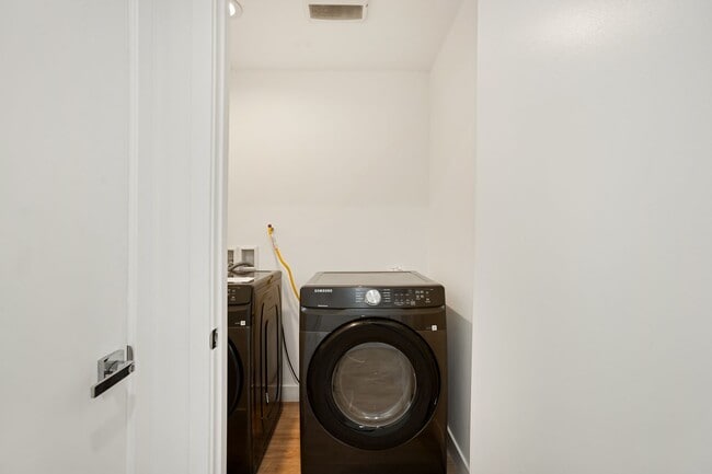 Building Photo - 4232 Rosewood Ave