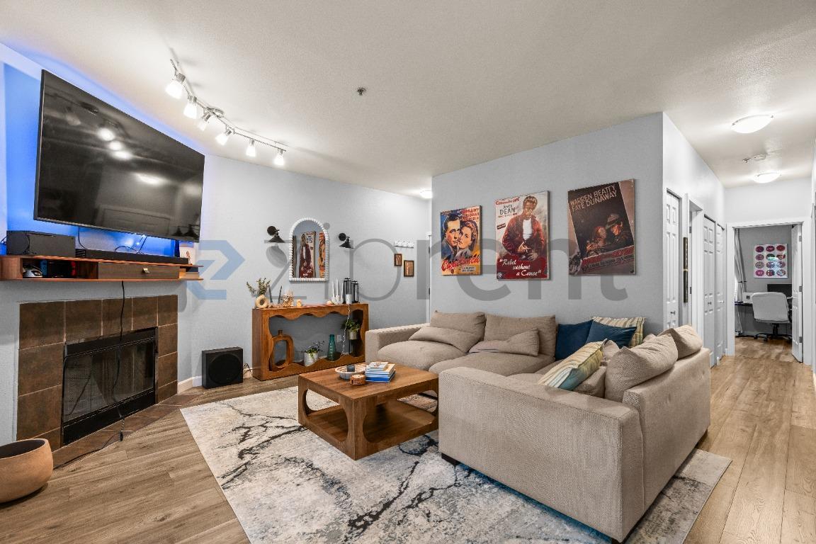 Building Photo - Unit E201