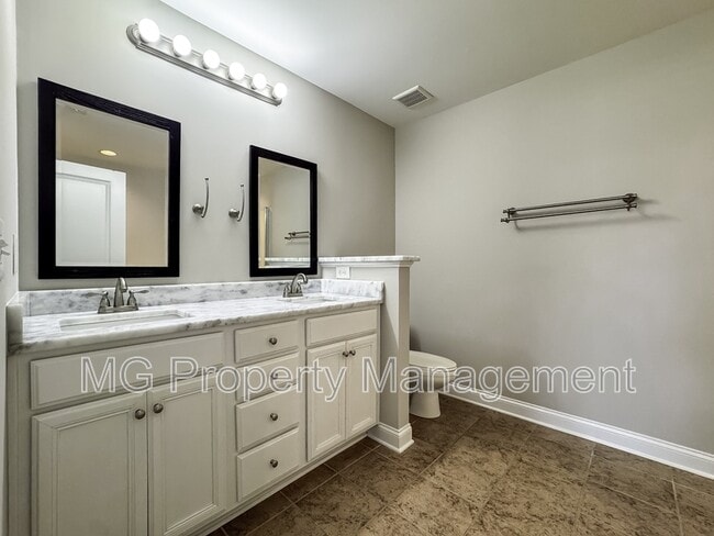 Building Photo - 2056 Oxford Heights