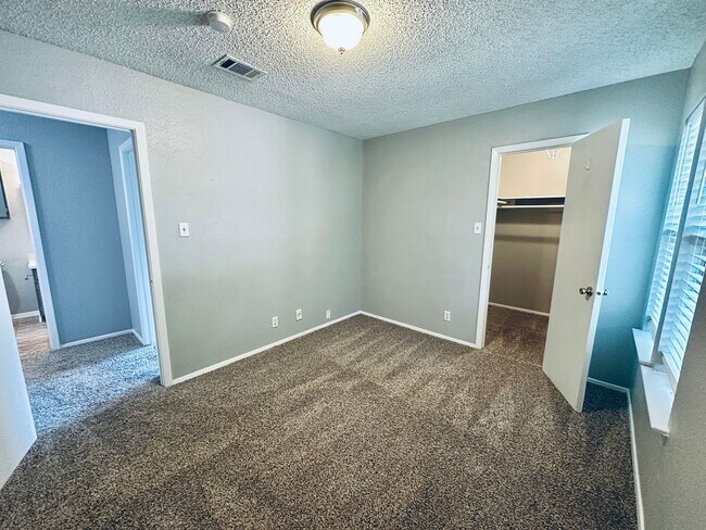 Building Photo - 1318 Southport Dr