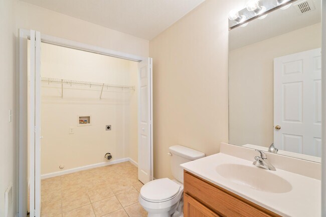 Building Photo - 1703 Maple View Way