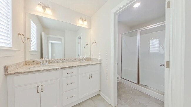 Building Photo - Like New Townhome