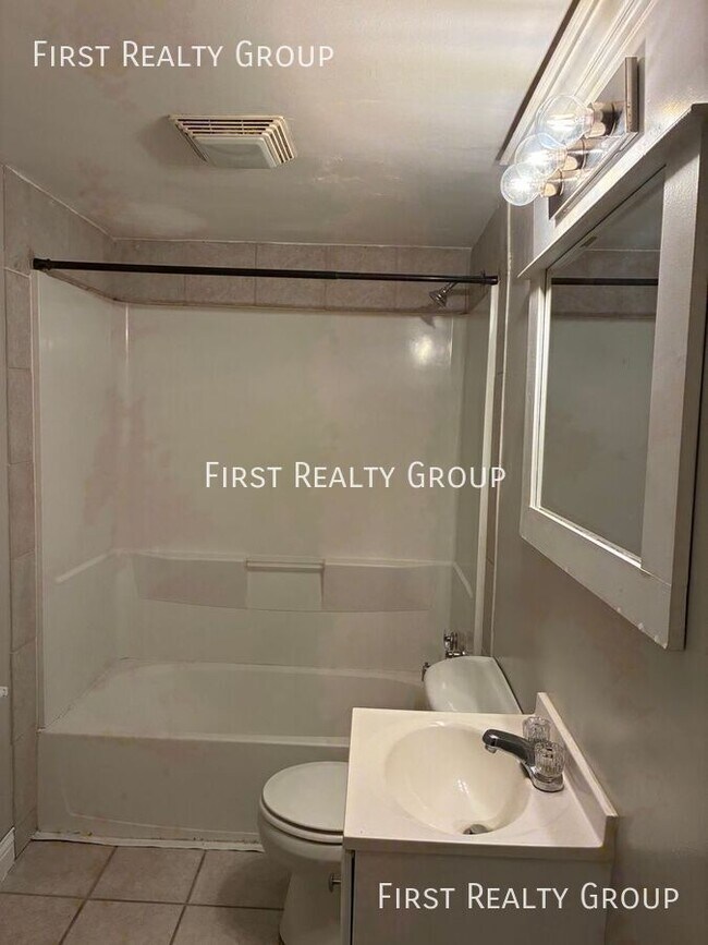 Building Photo - 140 E Market St