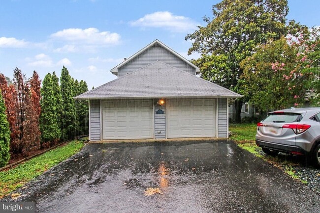 Building Photo - 1702 Oakfield Ave